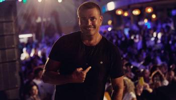 عمرو دياب يكشف شعار خط الأزياء الخاص به خلال حفل الساحل الشمالي