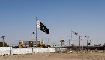 علم طالبان مرفوع في منطقة حدودية بين أفغانستان وباكستان