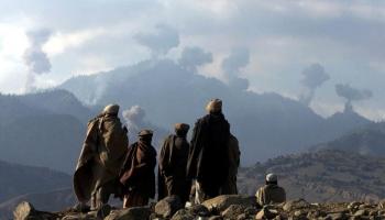 عناصر من طالبان فوق جبال أفغانستان يتابعون قصفا جويا - أرشيفية
