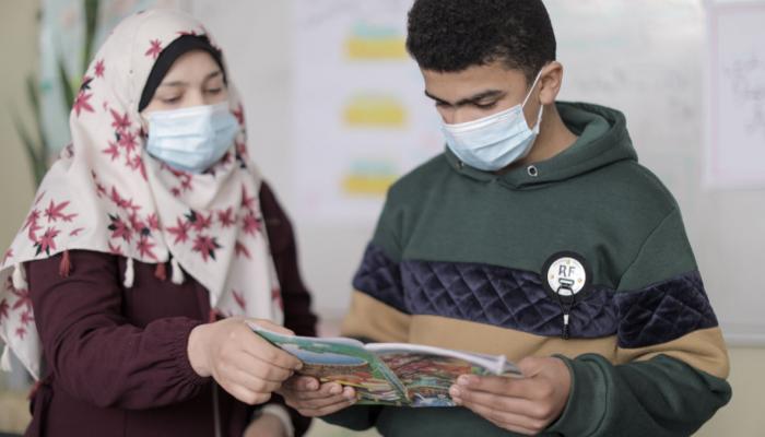 يتعين على الطلاب ارتداء الكمامات داخل غرف التدريس