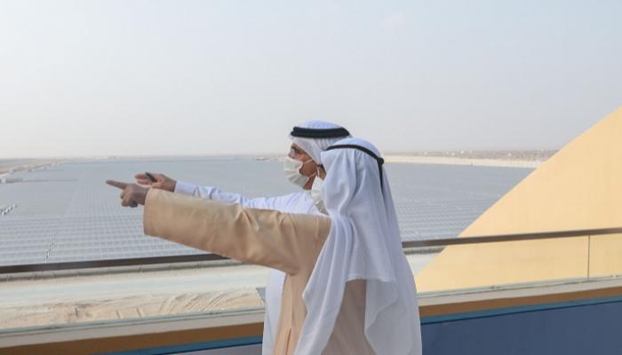 محمد بن راشد خلال زيارته مجمع محمد بن راشد آل مكتوم للطاقة الشمسية