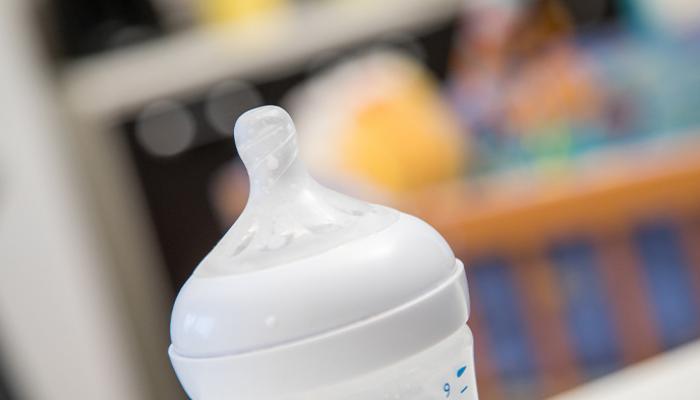 الطريقة الصحيحة لتنظيف زجاجة الرضاعة