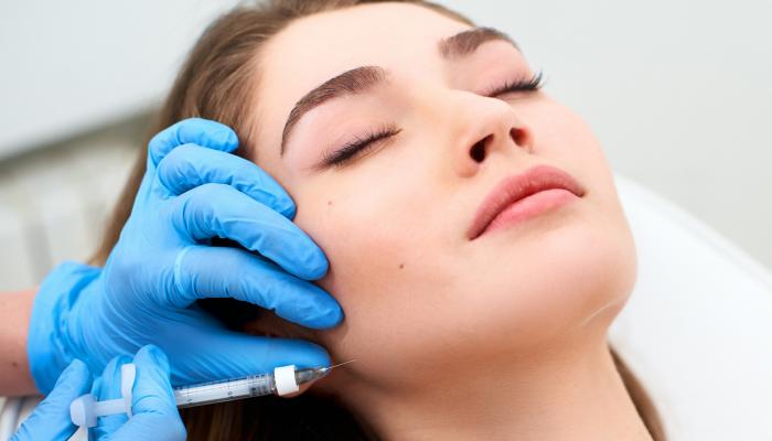 إنستقرام يزيد من رغبة الشابات في إجراء العمليات التجميلية