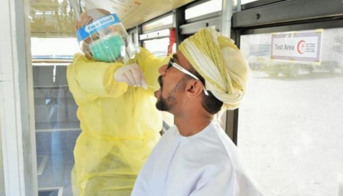 شخص يخضع لاختبار كورونا في عُمان