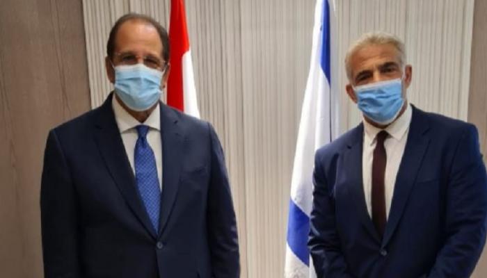 يائير لابيد (يمين) عباس كامل
