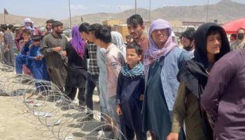 لاجئون أفغان في انتظار دخول مطار كابول