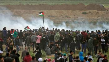 فلسطينيون يتجمهورن قرب الحدود الإسرائيلية 