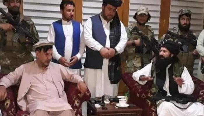 شقيق الرئيس الأفغاني السابق خلال لقاء مع قادة طالبان