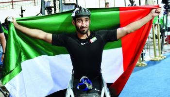 البطل محمد القايد يحمل علم الإمارات في بارالمبياد طوكيو
