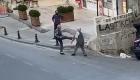 İstanbul'da iki yaşlı kişinin tekmeli yumruklu sokak kavgası kameraya yansıdı