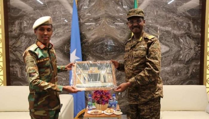 قائد الجيش الإثيوبي (يمين) قائد الجيش الصومالي (يسار)
