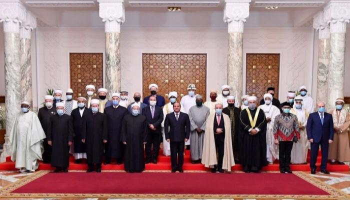 الرئيس السيسي خلال لقائه مع عدد من علماء المسلمين