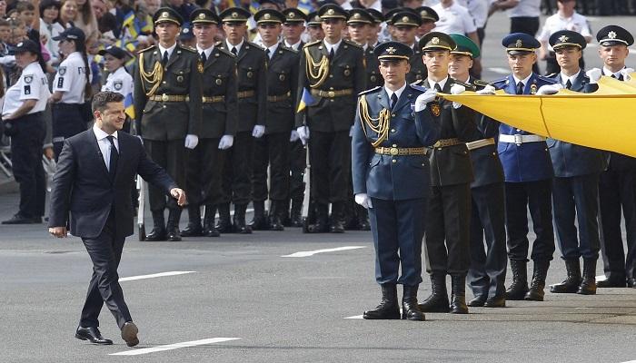  الرئيس الأوكراني خلال العرض العسكري اليوم