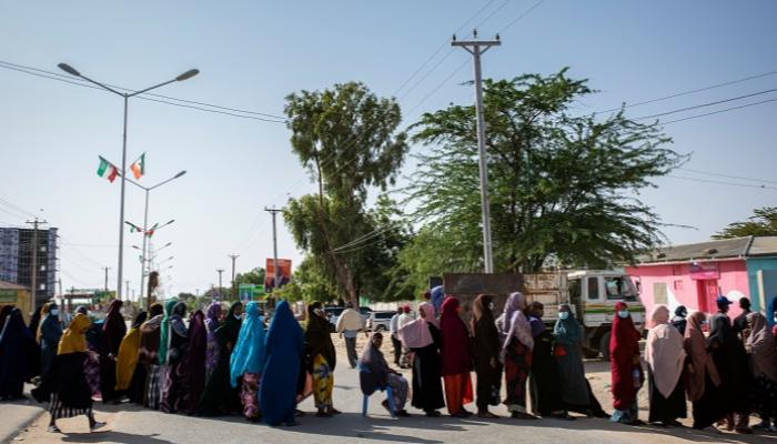 سيدات صوماليات ينتظرن خارج إحدى اللجان الانتخابية - أ.ف.ب