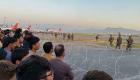 با امید خروج از کشور‌شان.. افغان‌ها بیرون فرودگاه کابل در آب گند ایستاده هستند
