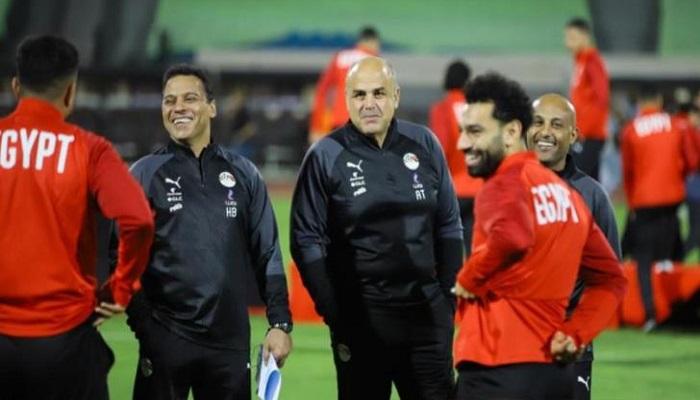 صلاح مع الجهاز الفني لمنتخب مصر