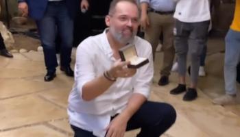 محمد محمود عبدالعزيز يقدم خاتم الزواج