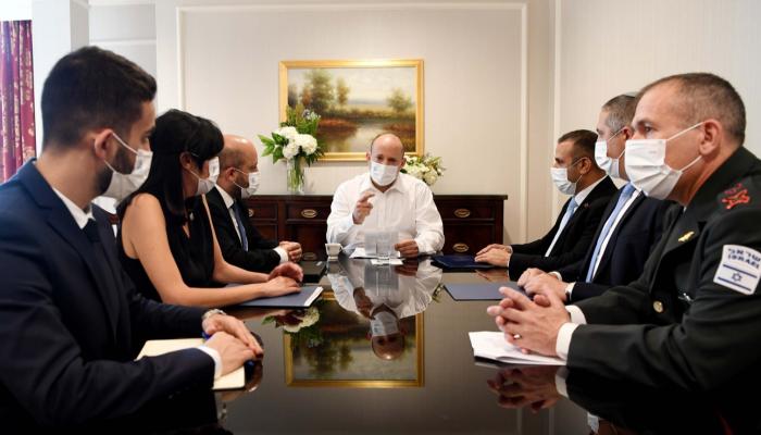 بينيت مع مستشاريه في واشنطن