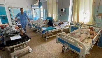 ضحايا تفجيري مطار كابول يتلقون العلاج- رويترز