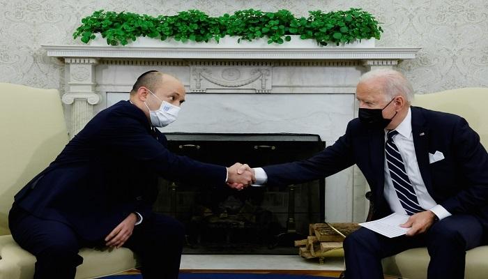 بايدن وبينت خلال لقائهما في البيت الأبيض- رويترز