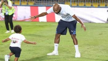 شيكابالا قائد الزمالك يحتفل مع نجله بلقب الدوري المصري