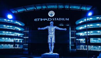 تمثال كومباني لاعب مانشستر سيتي السابق في ملعب الاتحاد