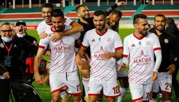أمير سعيود لاعب بلوزداد وزملاؤه أبطال الدوري الجزائري