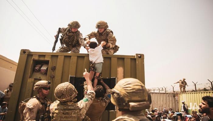 قوات بريطانية خلال عمليات الإجلاء من أفغانستان- رويترز
