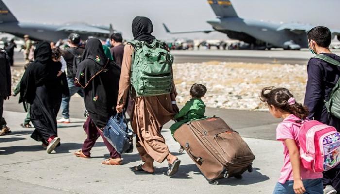 أفغان في طريقهم لركوب الطائرات لمغادرة بلادهم