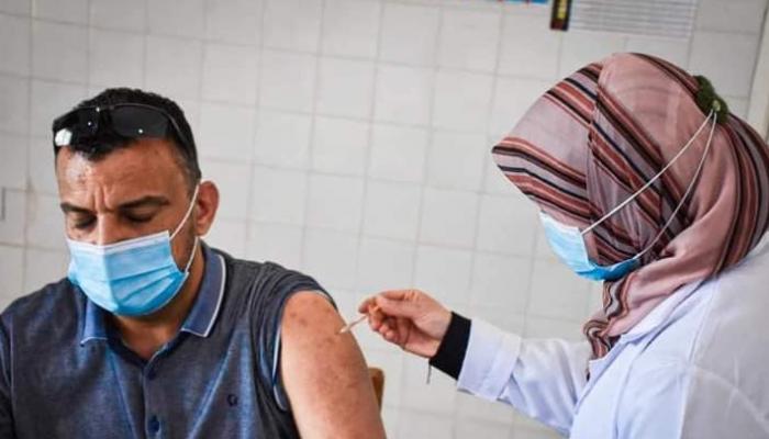 شخص يتلقى جرعة لقاح كورونا بأحد المراكز الصحية في ليبيا