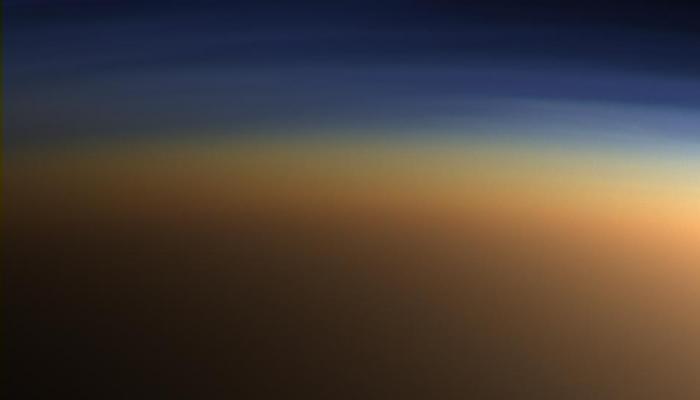 صورة ملونة حقيقية لطبقات الضباب في الغلاف الجوي لتيتان