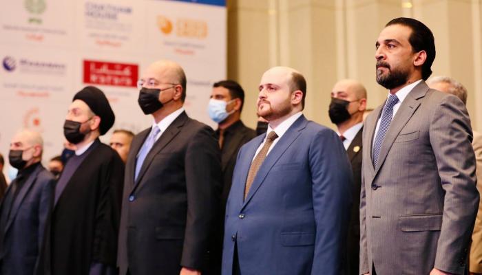 صالح يتوسط شخصيات حكومية وسياسية خلال مؤتمر للحوار 