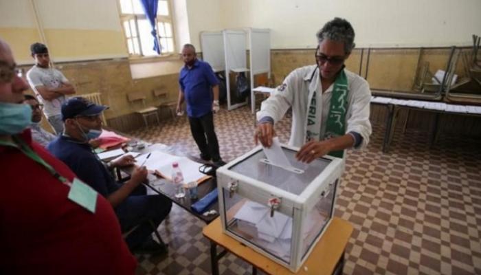 جزائري يدلي بصوته في مركز اقتراع - أرشيفية