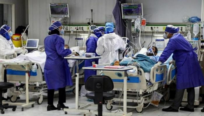 مصابون بكورونا يتلقون العلاج في مستشفى بإيران