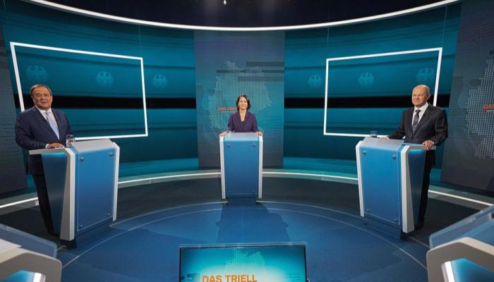 لاشيت وبيربوك وشولتز خلال المناظرة