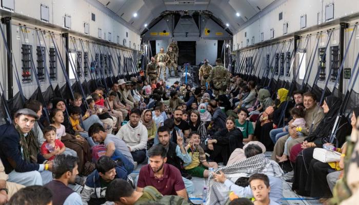 لاجئين ومتعاونين أفغان داخل طائرة إجلاء ألمانية