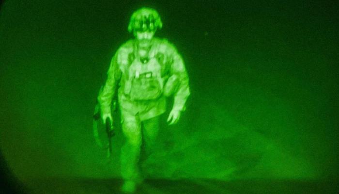 آخر جندي أمريكي يودع أفغانستان