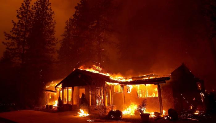 الحرائق تهدد آلاف المنازل في كاليفورنيا 