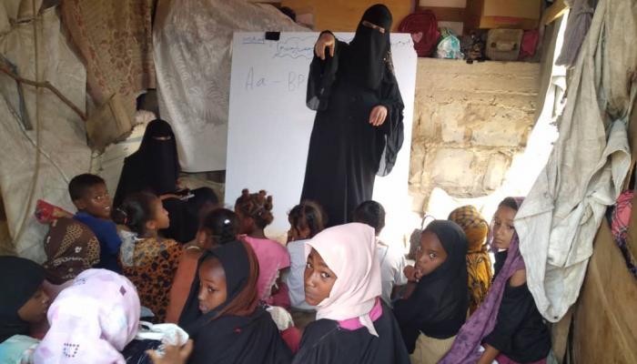 فصل دراسي في أحد المخيمات باليمن