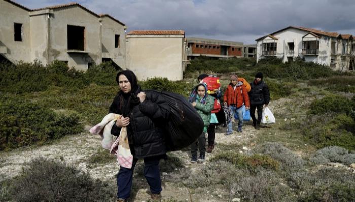 أسرة أفغانية تبحث عن فرصة للجوء لإحدى الدول الأوروبية - رويترز 