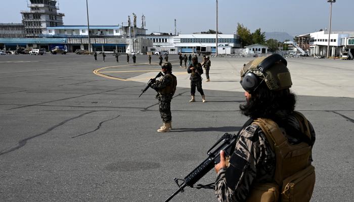 عناصر من طالبان في مطار كابول بعد الانسحاب الأمريكي