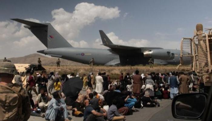 زحام داخل مطار كابول الدولي أثناء عمليات الإجلاء - رويترز