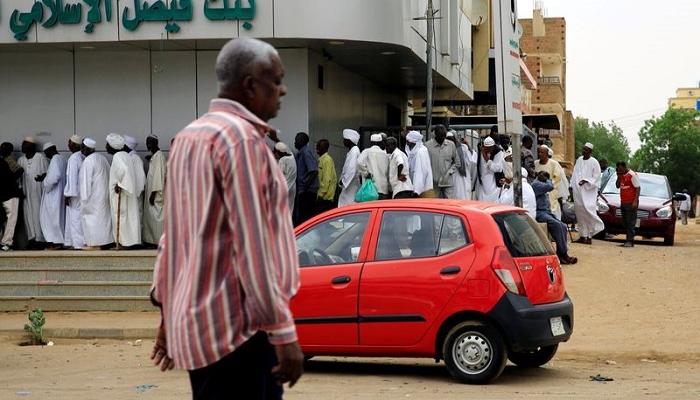  سودانيون أمام بنك فيصل الإسلامي ..رويترز