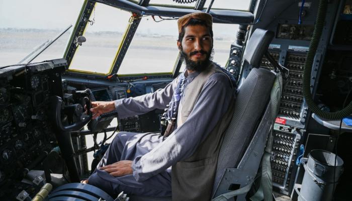 أحد عناصر طالبان في قمرة قيادة طائرة تابعة للقوات الجوية الأفغانية
