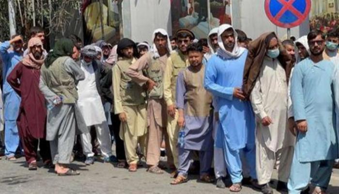 أفغان يصطفون في طوابير أمام أحد البنوك