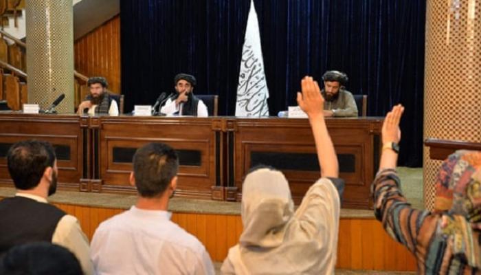 سيدات في المؤتمر الصحفي لذبيح الله مجاهد، المتحدث باسم طالبان