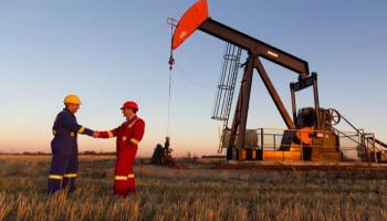 النفط يقفز بآمال التعافي وانخفاض المخزونات الأمريكية