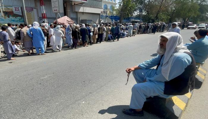 أفغان يصطفون خارج بنك لسحب أموالهم بعد سيطرة طالبان