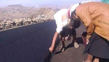 يمنيان يضعان اللمسات النهائية على الطريق في يافع