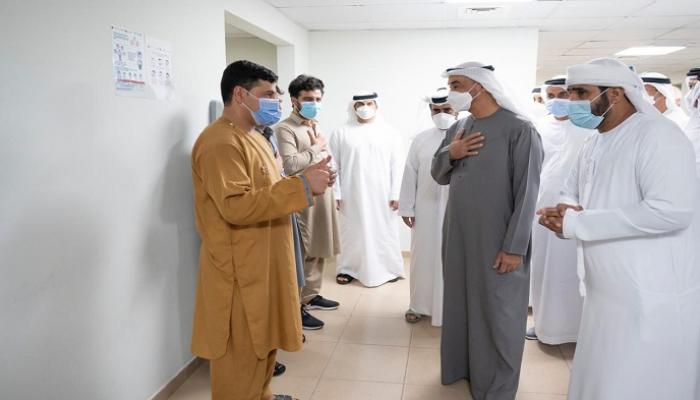 الشيخ محمد بن زايد آل نهيان خلال حديثه مع اللاجئين الأفغان